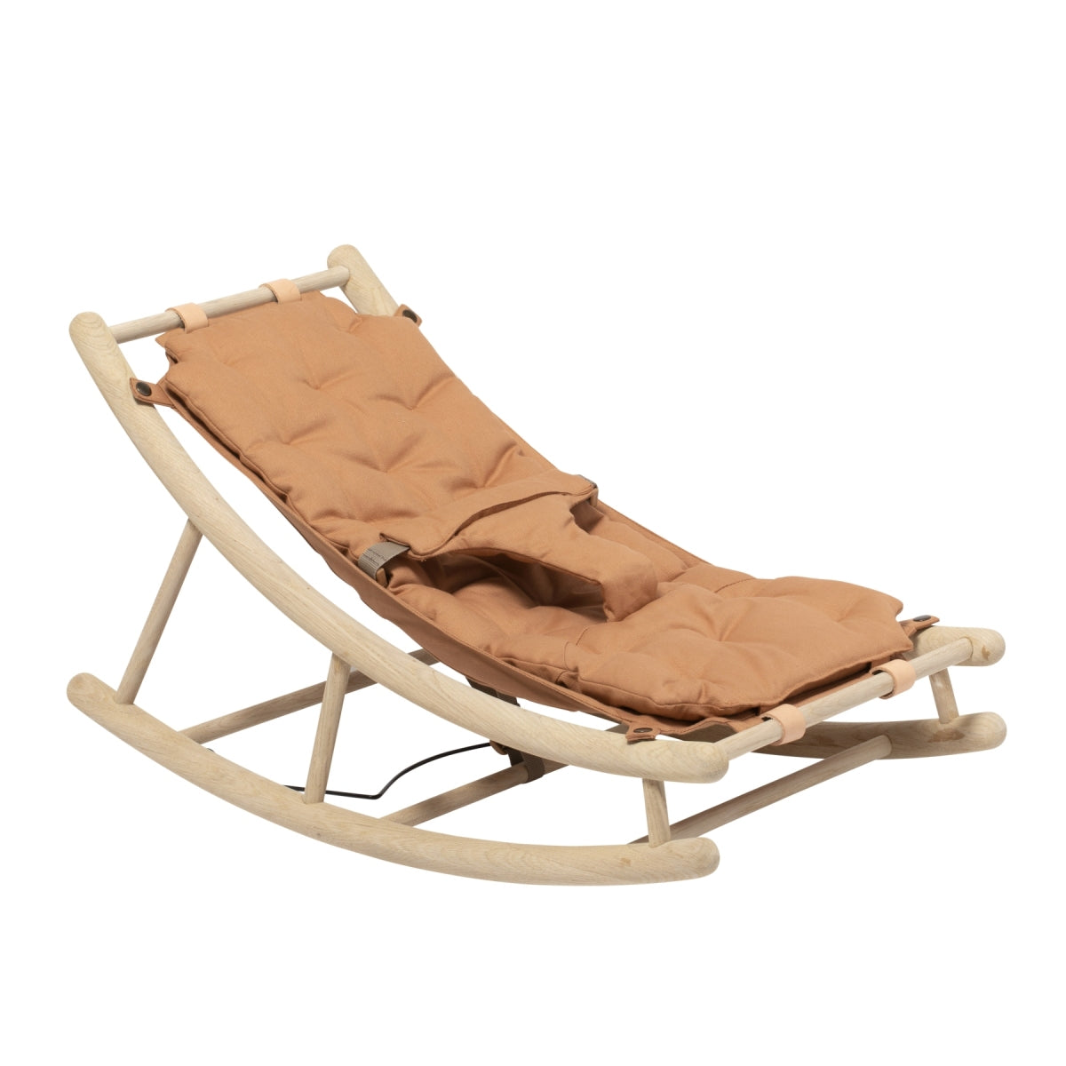 Oliver Furniture Wood Baby & Toddler Rocker Oak/caramel in een serene babykamer met natuurlijke materialen en zacht licht
