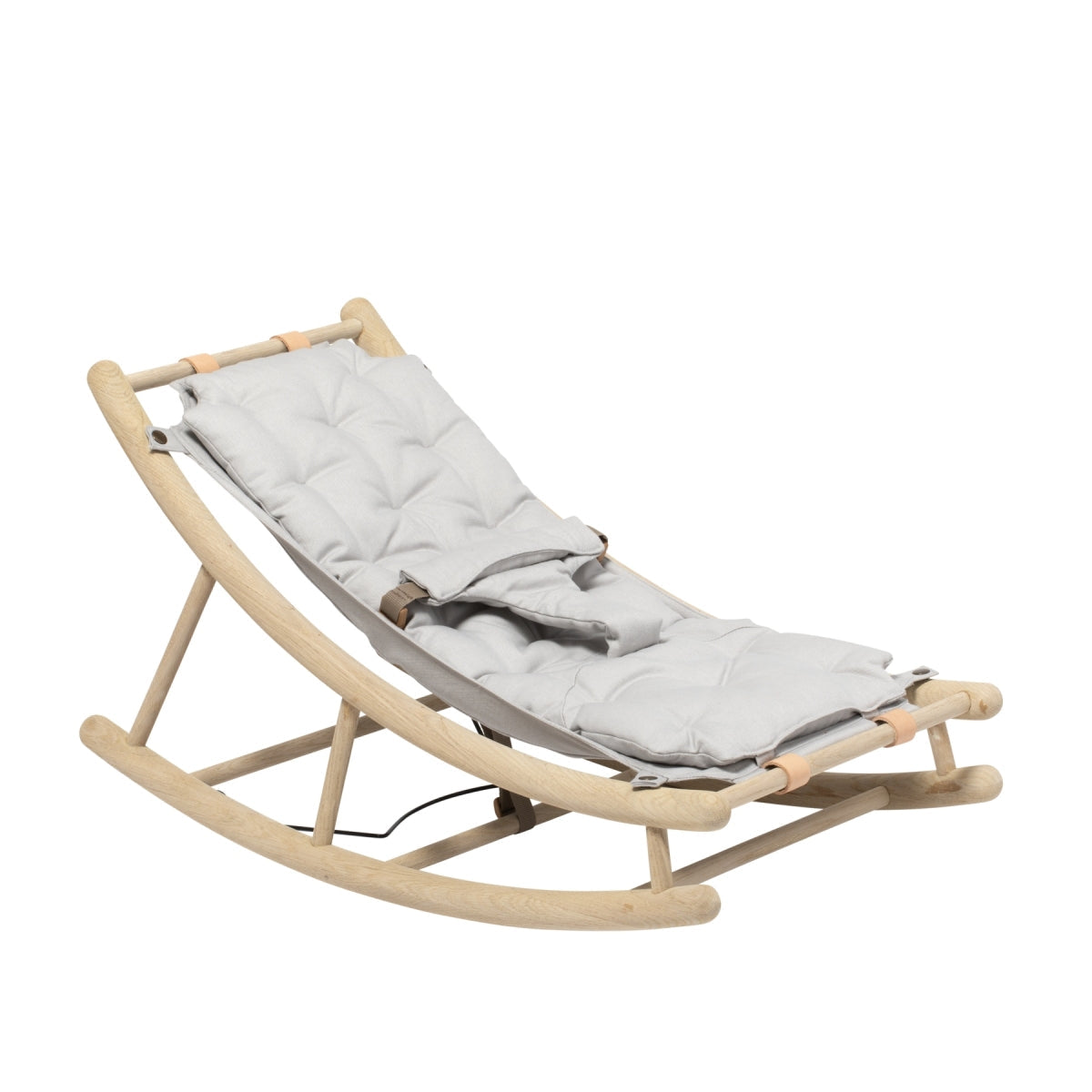 Oliver Furniture Wood Baby & Toddler Rocker Oak/grey in een serene babykamer met natuurlijke materialen en zacht licht