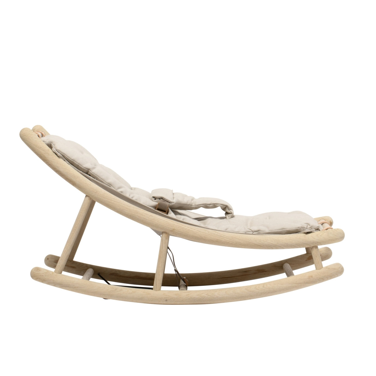 Oliver Furniture Wood Baby & Toddler Rocker Oak/nature in een serene babykamer met natuurlijke materialen en zacht licht