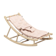 Oliver Furniture Wood Baby & Toddler Rocker Oak/rose in een serene babykamer met natuurlijke materialen en zacht licht