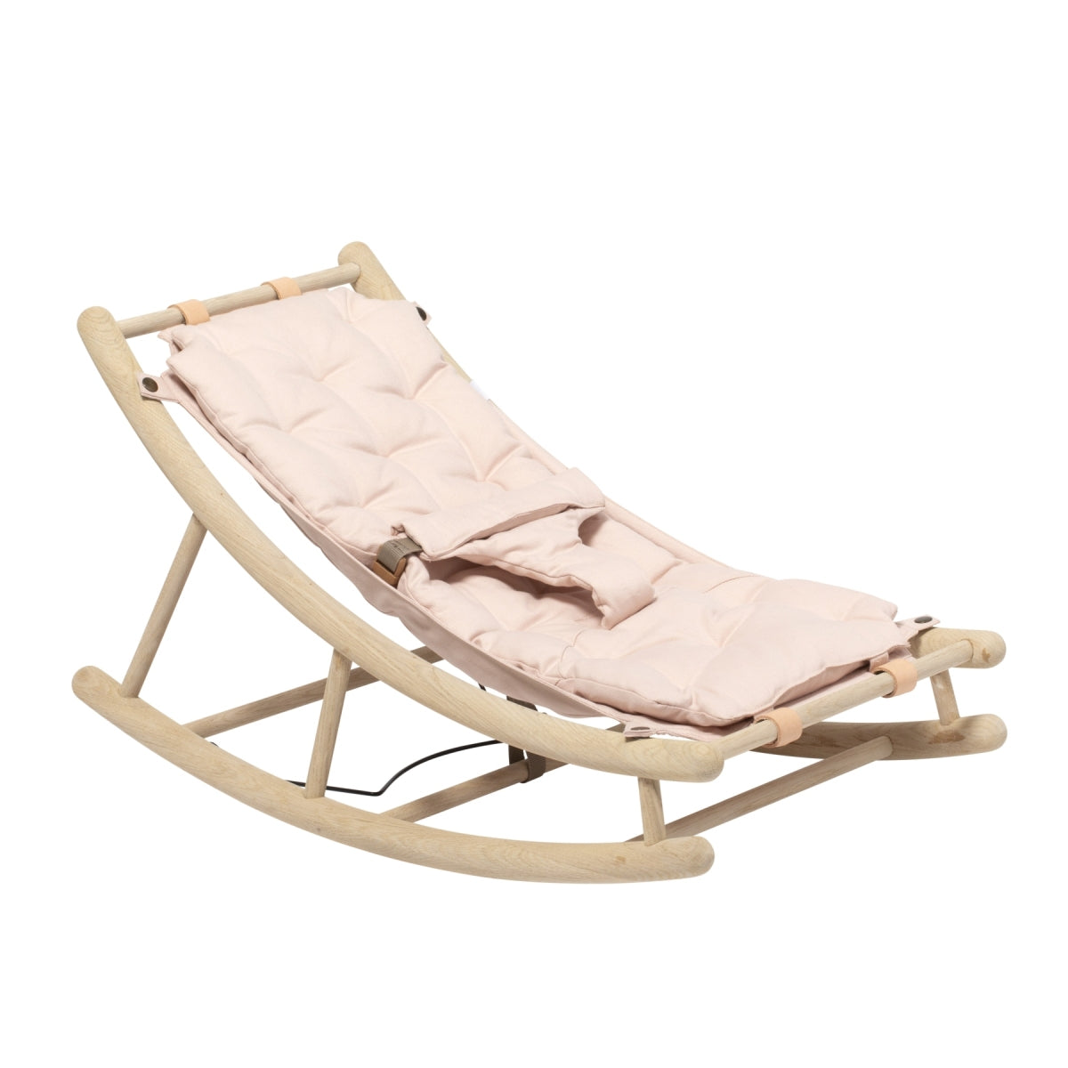 Oliver Furniture Wood Baby & Toddler Rocker Oak/rose in een serene babykamer met natuurlijke materialen en zacht licht