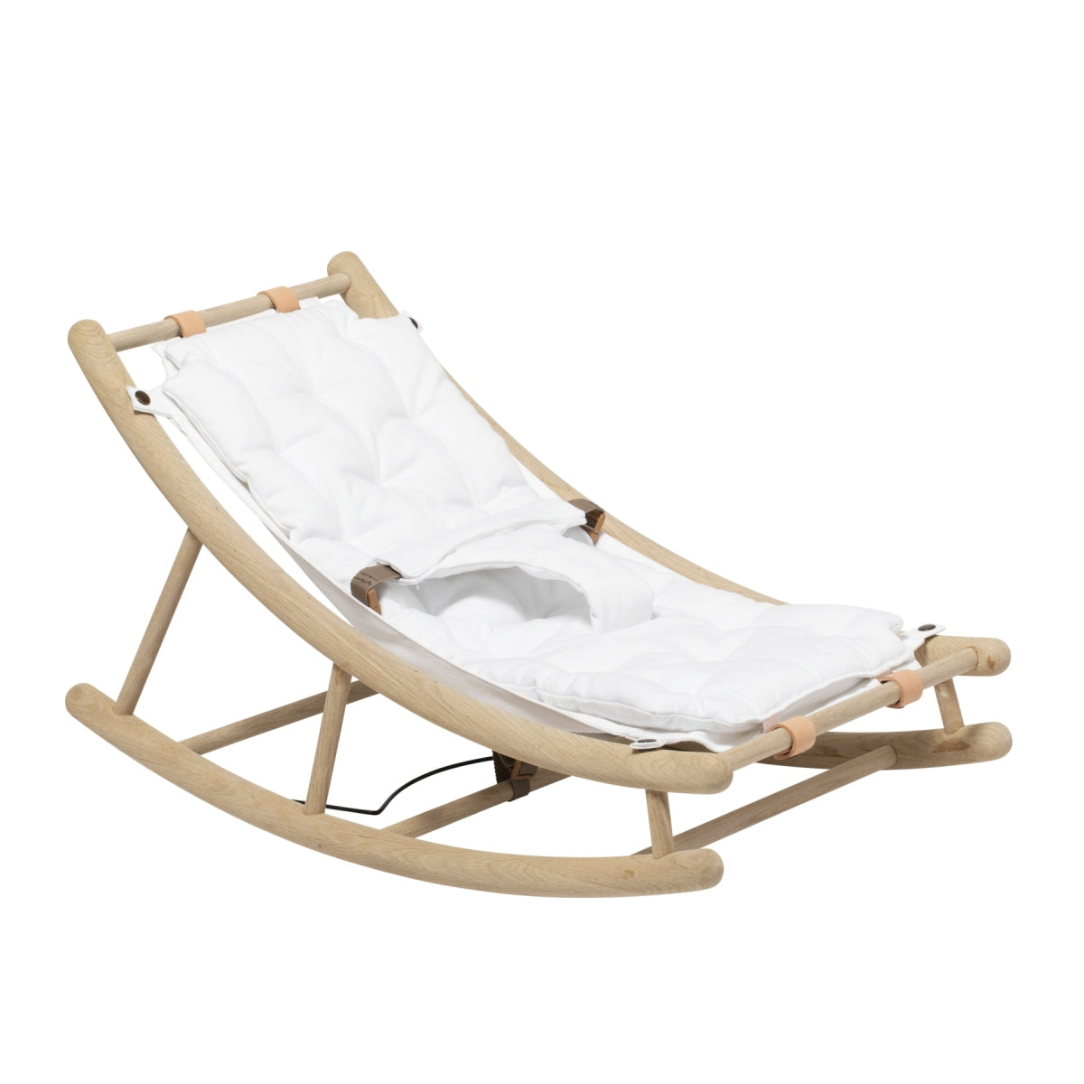 Oliver Furniture Wood Baby & Toddler Rocker Oak/white in een serene babykamer met natuurlijke materialen en zacht licht