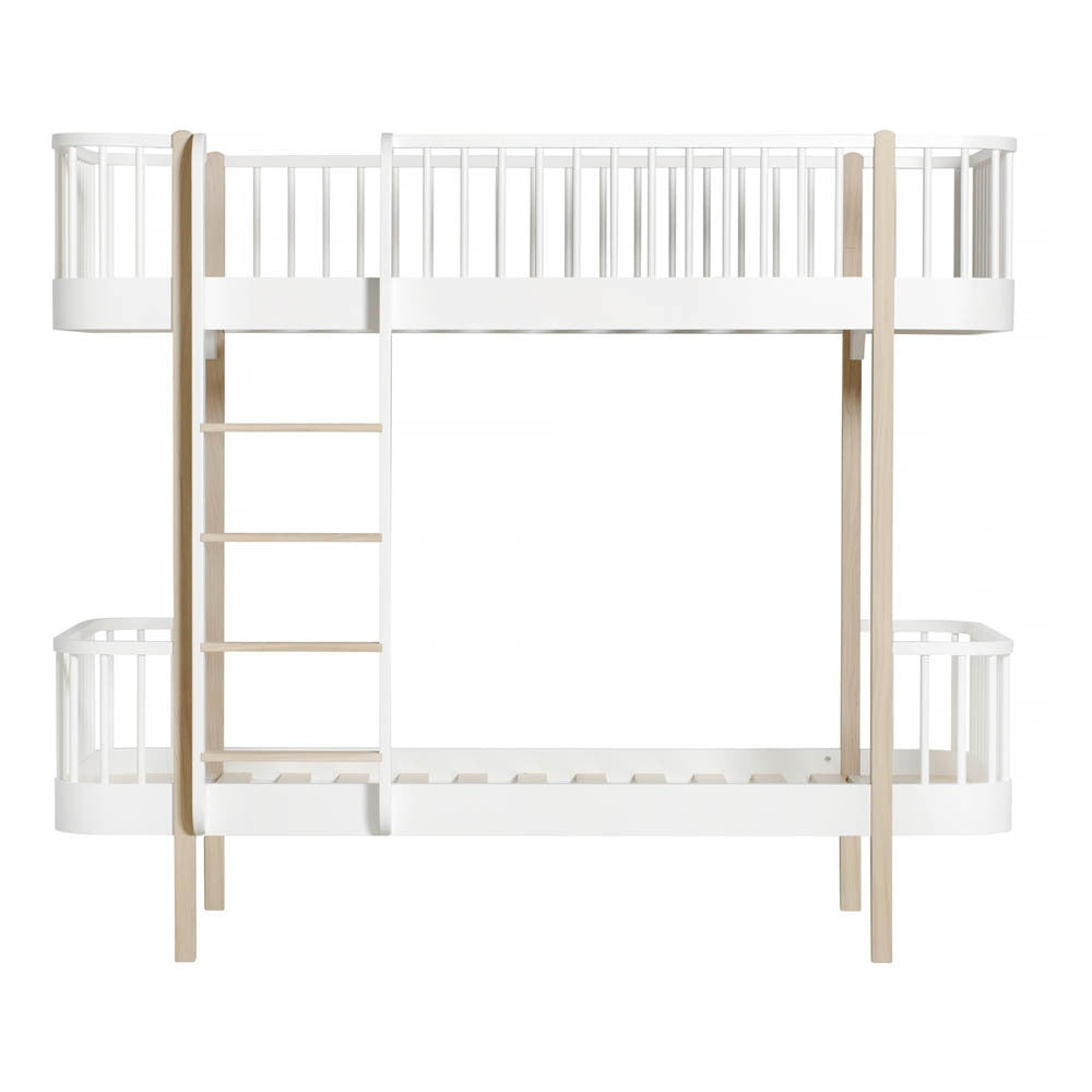 Oliver Furniture Wood Original Bunk Bed White/oak in een gedeelde kinderkamer met klassiek Scandinavisch design