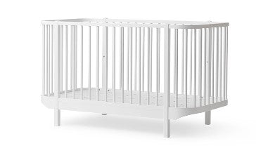 Oliver Furniture Wood Cot Bed White in een serene babykamer met klassieke Wood-esthetiek