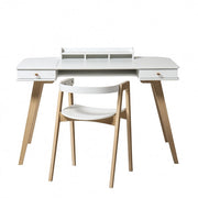 Oliver Furniture Wood Desk & Armchair White/oak in een lichte kinderkamer met klassieke Wood-collectie meubels