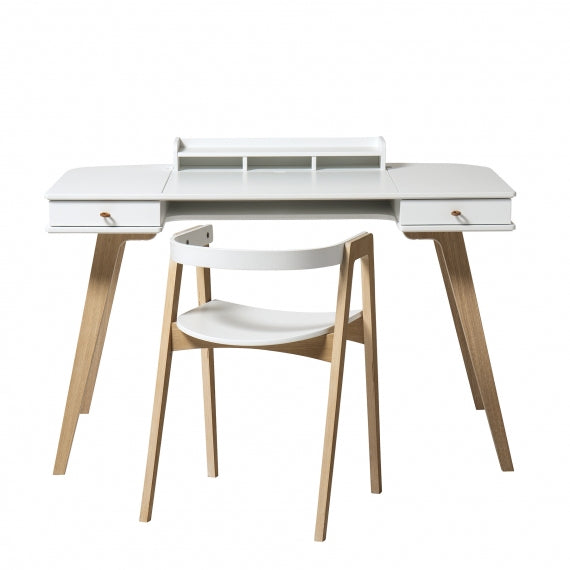 Oliver Furniture Wood Desk & Armchair White/oak in een lichte kinderkamer met klassieke Wood-collectie meubels