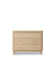Oliver Furniture Wood Dresser 3 Drawers Oak in een lichte babykamer met klassiek Scandinavisch design
