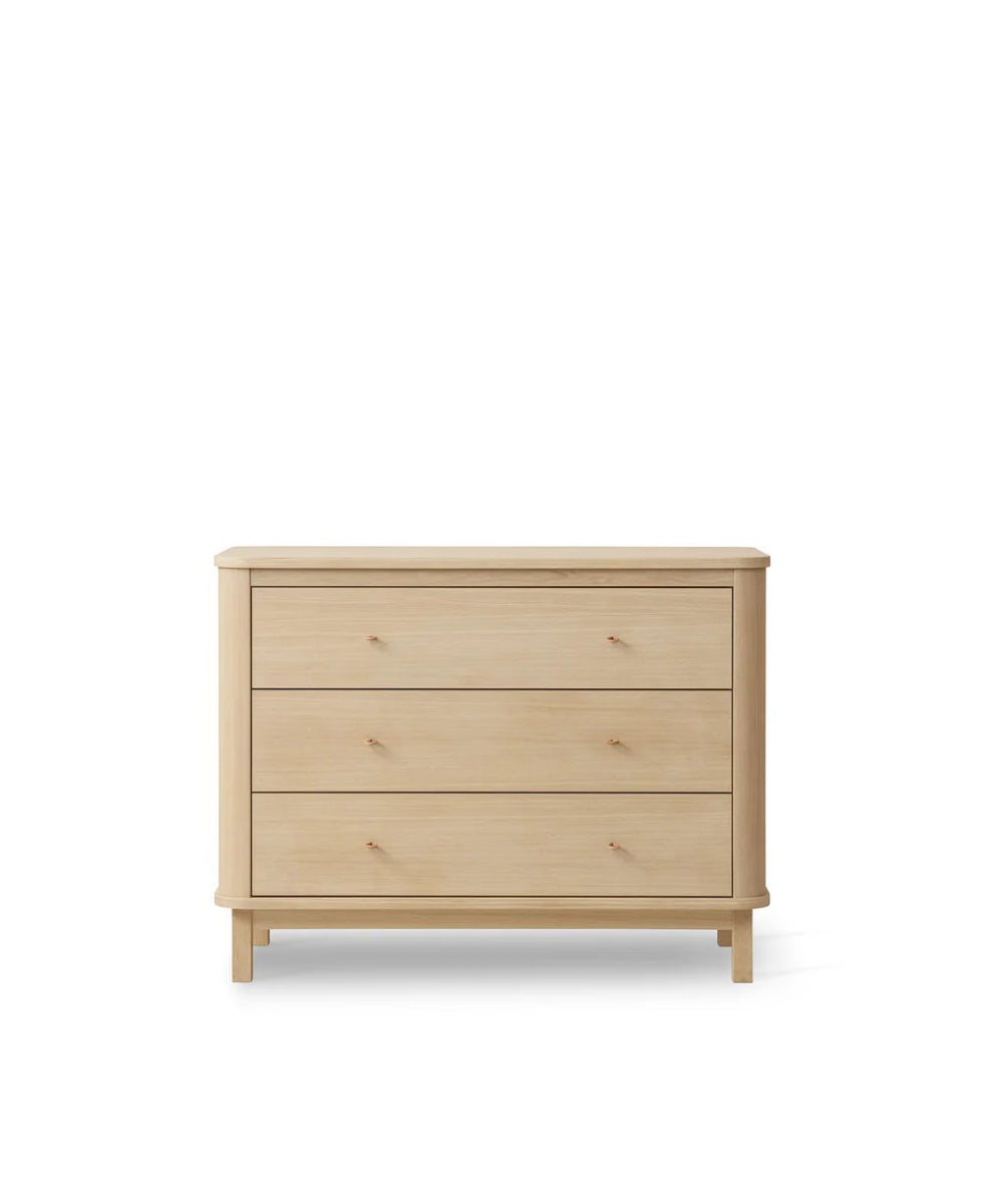 Oliver Furniture Wood Dresser 3 Drawers Oak in een lichte babykamer met klassiek Scandinavisch design