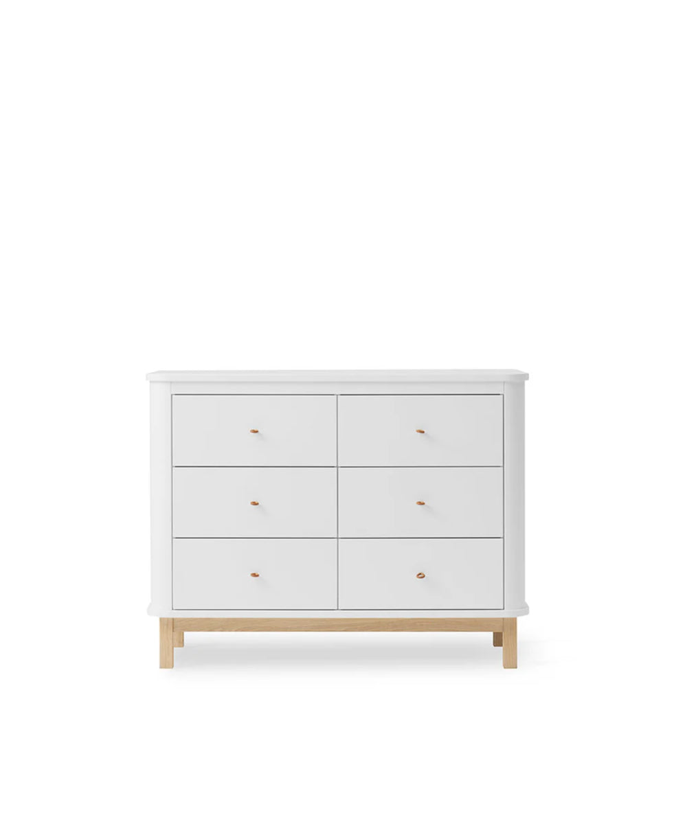 Oliver Furniture Wood Dresser 6 Lades White/oak in een lichte babykamer met klassiek Scandinavisch design