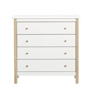 Oliver Furniture Wood Dresser With 4 Drawers White/oak in een lichte babykamer met klassiek Scandinavisch design
