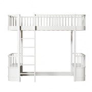 Oliver Furniture Wood Original Loft Bed White in een ruime kinderkamer met speelhoek onder het loftbed