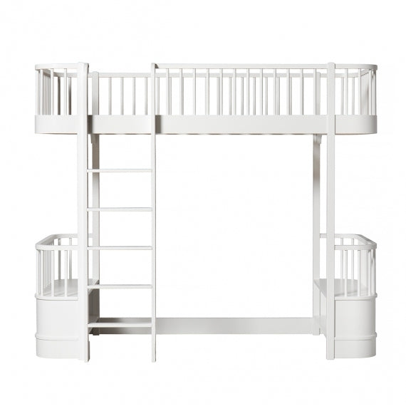 Oliver Furniture Wood Original Loft Bed White in een ruime kinderkamer met speelhoek onder het loftbed