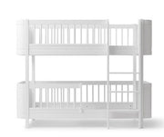 Oliver Furniture Wood Mini+ Low Bunk Bed White in een rustige Scandinavische babykamer met naturel houten vloer