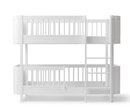 Oliver Furniture Wood Mini+ Low Bunk Bed White in een rustige Scandinavische babykamer met naturel houten vloer