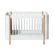 Oliver Furniture Wood Mini+ Cot Bed Incl. Junior Kit White/oak opgesteld in een lichte Scandinavische kinderkamer