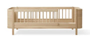 Oliver Furniture Wood Mini+ Junior Bed Oak in een rustige Scandinavische babykamer met naturel houten vloer