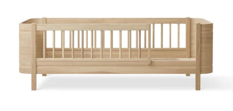 Oliver Furniture Wood Mini+ Junior Bed Oak in een rustige Scandinavische babykamer met naturel houten vloer