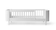 Oliver Furniture Wood Mini+ Junior Bed White in een rustige Scandinavische babykamer met naturel houten vloer