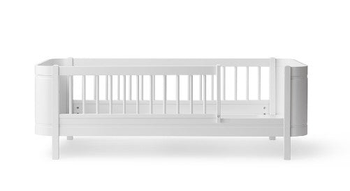 Oliver Furniture Wood Mini+ Junior Bed White in een rustige Scandinavische babykamer met naturel houten vloer