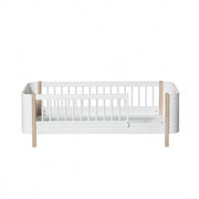 Oliver Furniture Wood Mini+ Junior Bed White/oak in een rustige Scandinavische babykamer met naturel houten vloer