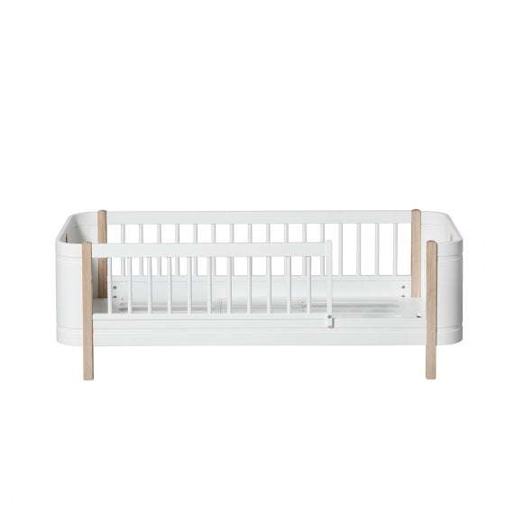 Oliver Furniture Wood Mini+ Junior Bed White/oak in een rustige Scandinavische babykamer met naturel houten vloer