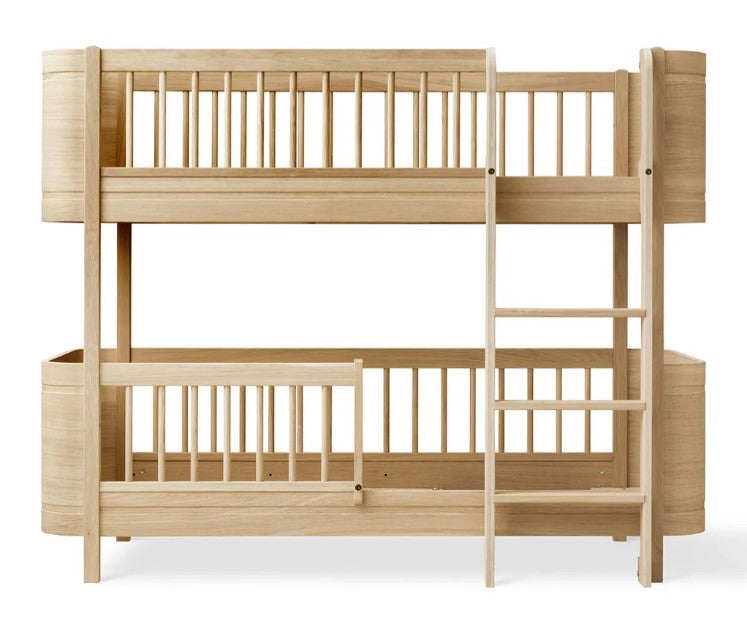Oliver Furniture Wood Mini+ Low Bunk Bed Oak in een rustige Scandinavische babykamer met naturel houten vloer