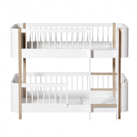 Oliver Furniture Wood Mini+ Low Bunk Bed White/oak in een rustige Scandinavische babykamer met naturel houten vloer