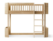 Oliver Furniture Wood Mini+ Low Loft Bed Oak in een rustige Scandinavische babykamer met naturel houten vloer
