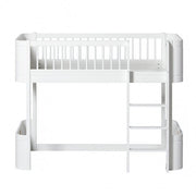 Oliver Furniture Wood Mini+ Low Loft Bed White in een rustige Scandinavische babykamer met naturel houten vloer
