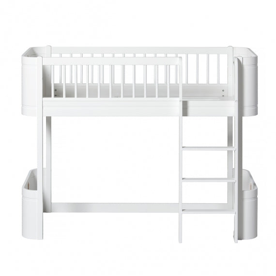 Oliver Furniture Wood Mini+ Low Loft Bed White in een rustige Scandinavische babykamer met naturel houten vloer