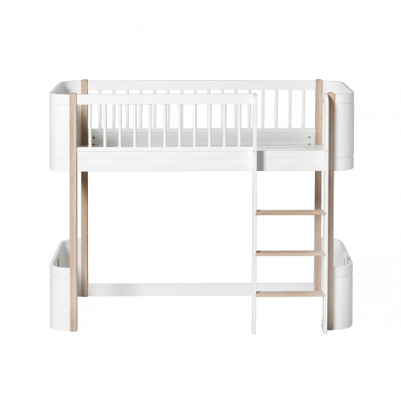 Oliver Furniture Wood Mini+ Low Loft Bed White/oak in een rustige Scandinavische babykamer met naturel houten vloer