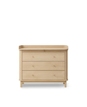 Oliver Furniture Wood Nursery Dresser 3 Drawers Oak in een lichte babykamer met klassiek Scandinavisch design