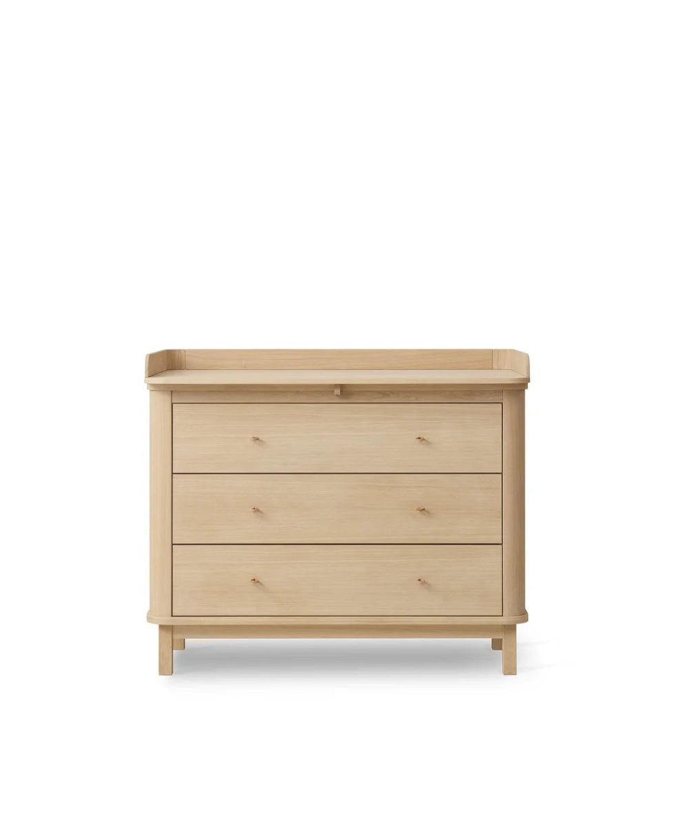 Oliver Furniture Wood Nursery Dresser 3 Drawers Oak in een lichte babykamer met klassiek Scandinavisch design