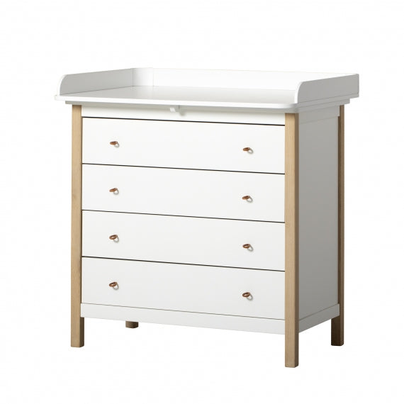Oliver Furniture Wood Nursery Dresser 4 Drawers White/oak in een lichte babykamer met klassiek Scandinavisch design