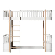 Oliver Furniture Wood Original Loft Bed White/oak in een ruime kinderkamer met speelhoek onder het loftbed