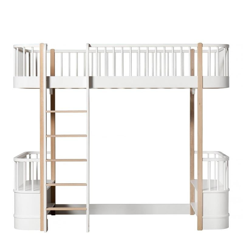 Oliver Furniture Wood Original Loft Bed White/oak in een ruime kinderkamer met speelhoek onder het loftbed