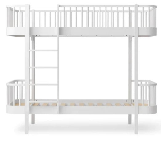 Oliver Furniture Wood Original Bunk Bed White in een gedeelde kinderkamer met klassiek Scandinavisch design