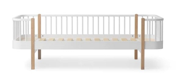 Oliver Furniture Wood Original Day Bed White/oak in een tijdloze Scandinavische kinderkamer met FSC-hout