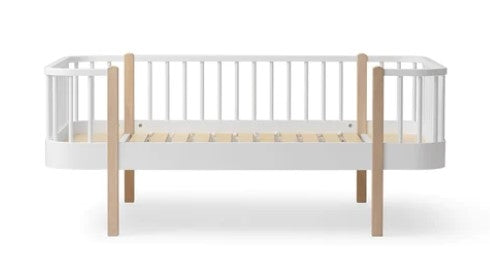 Oliver Furniture Wood Original Junior Day Bed White/oak in een tijdloze Scandinavische kinderkamer met FSC-hout