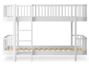 Oliver Furniture Wood Original Low Bunk Bed White in een gedeelde kinderkamer met klassiek Scandinavisch design