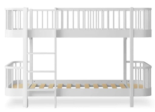 Oliver Furniture Wood Original Low Bunk Bed White in een gedeelde kinderkamer met klassiek Scandinavisch design