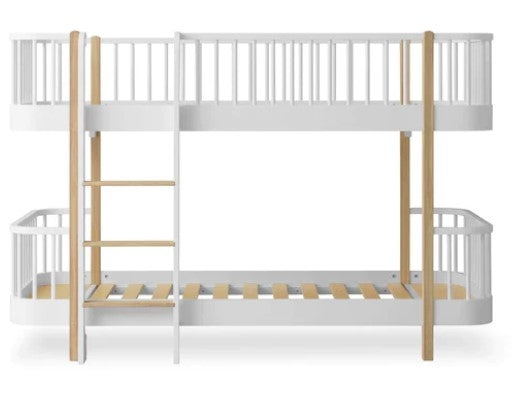 Oliver Furniture Wood Original Low Bunk Bed White/oak in een gedeelde kinderkamer met klassiek Scandinavisch design