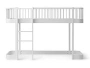 Oliver Furniture Wood Original Low Loft Bed White in een ruime kinderkamer met speelhoek onder het loftbed