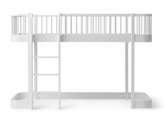 Oliver Furniture Wood Original Low Loft Bed White in een ruime kinderkamer met speelhoek onder het loftbed