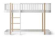 Oliver Furniture Wood Original Low Loft Bed White/oak in een ruime kinderkamer met speelhoek onder het loftbed