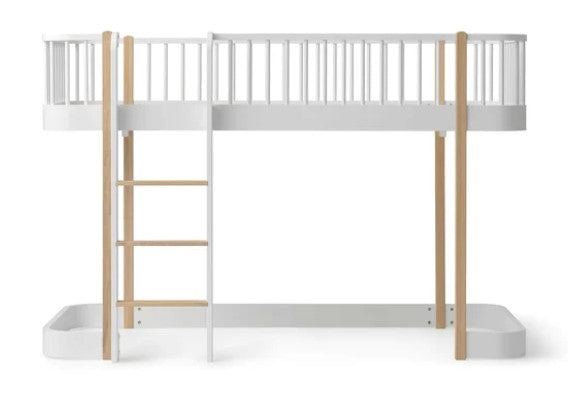 Oliver Furniture Wood Original Low Loft Bed White/oak in een ruime kinderkamer met speelhoek onder het loftbed