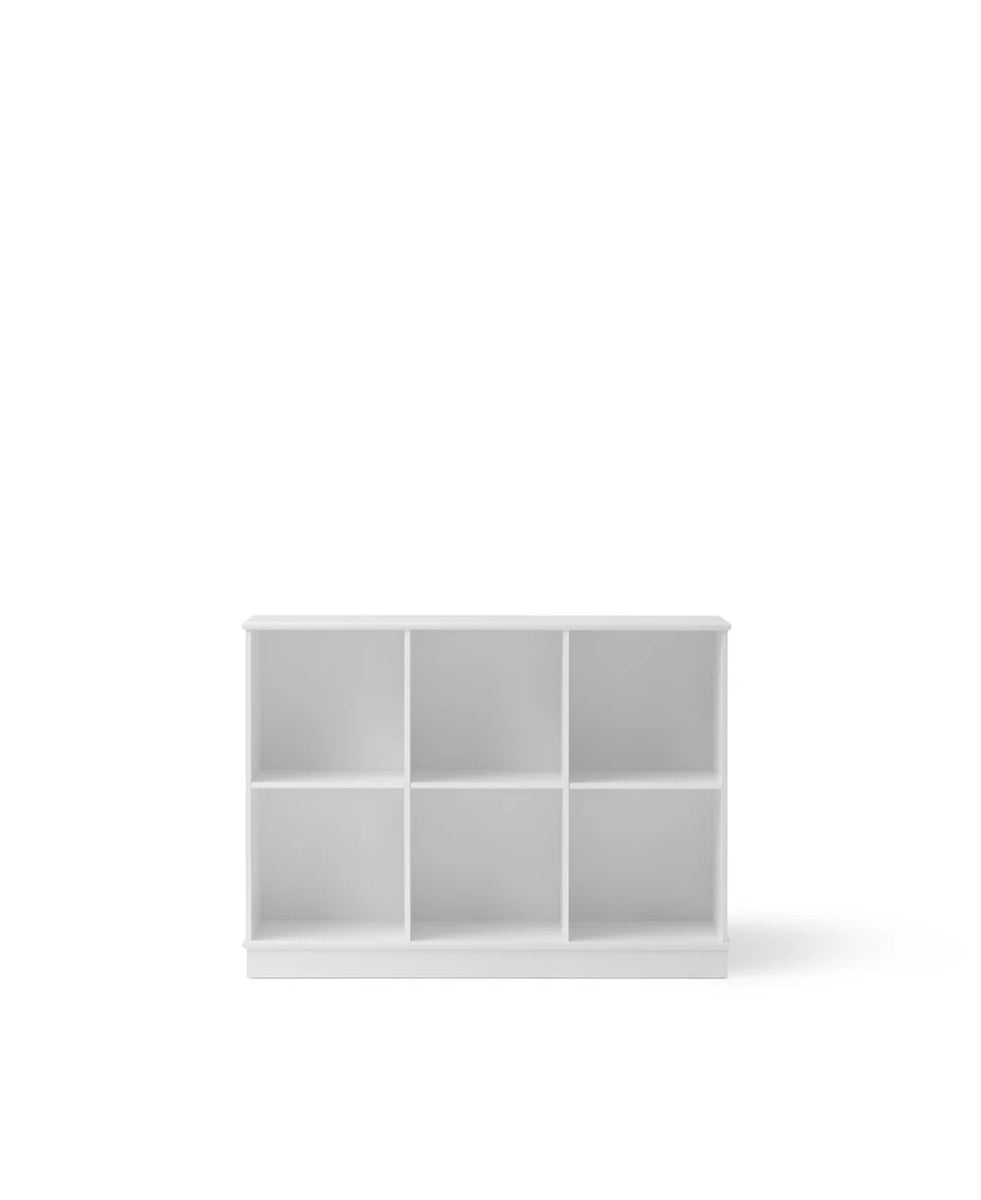 Oliver Furniture Wood Shelving Unit 3x2 W. Base in een speelhoek of babykamer met tijdloos Scandinavisch design