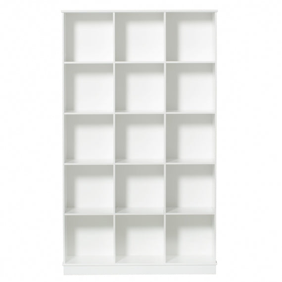 Oliver Furniture Wood Storage - Shelving Unit 3x5 in een speelhoek of babykamer met tijdloos Scandinavisch design