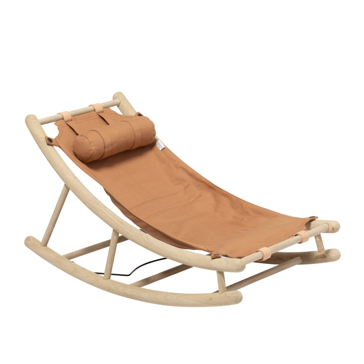 Oliver Furniture Wood Toddler Rocker Oak/caramel in een serene babykamer met natuurlijke materialen en zacht licht