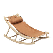 Oliver Furniture Wood Toddler Rocker Oak/caramel in een serene babykamer met natuurlijke materialen en zacht licht